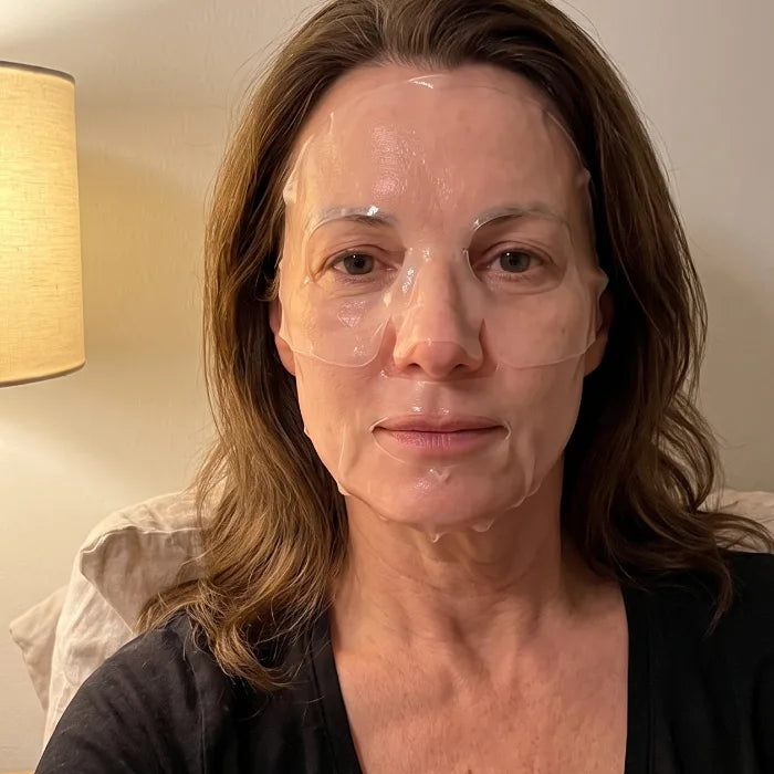 La misma mujer horas después: la mascarilla sigue puesta y se ha vuelto casi transparente