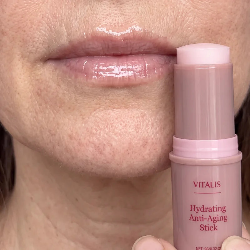 Labios con el bálsamo recién pasado y el stick de colágeno junto a la comisura